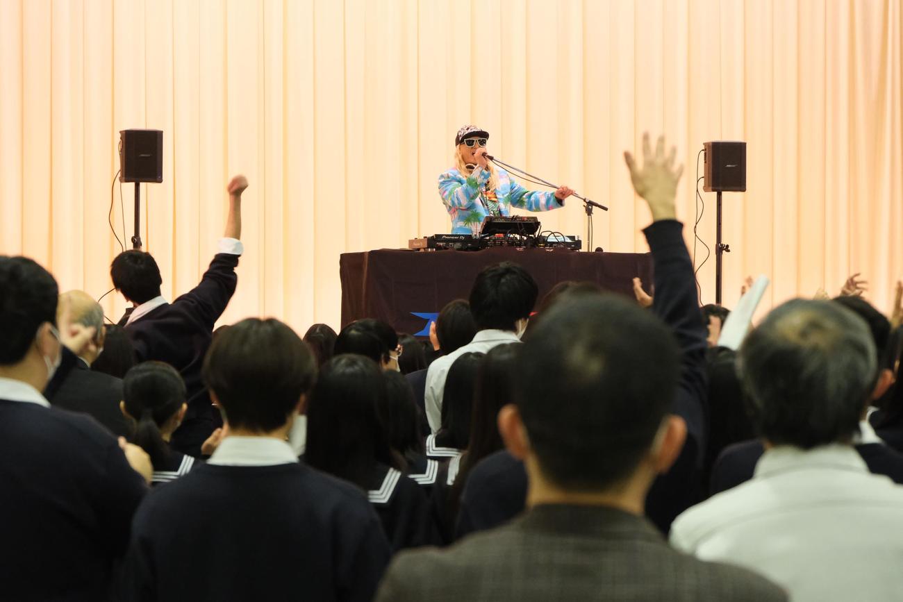 卒業式を控えた3年生らの前でDJパフォーマンスを披露するDJ KOO