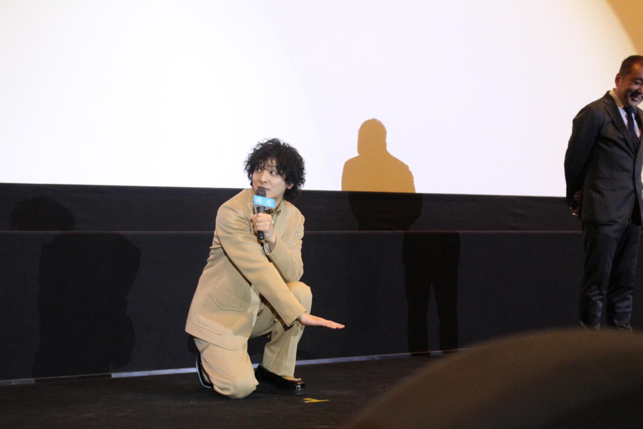 「海外のホテルでバスタブが浅いときはこうやって湯に浸かります」と語る生田斗真