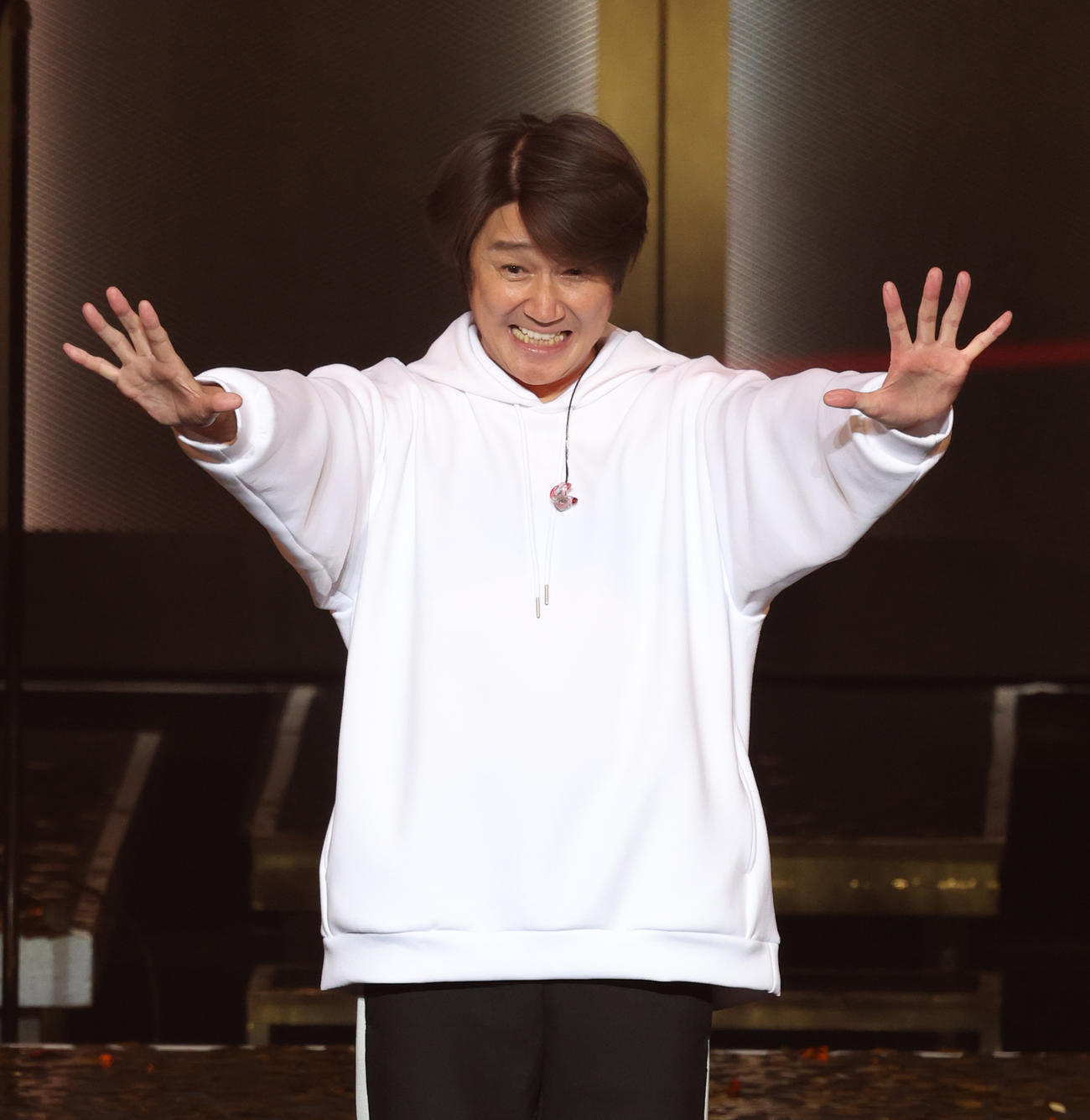 笑顔でファンに手を振る近藤真彦（撮影・中島郁夫）