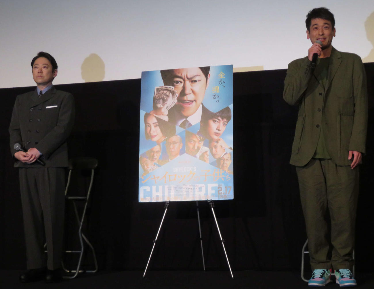 映画「シャイロックの子供たち」ティーチインイベントに登壇した阿部サダヲ（左）と佐藤隆太（撮影・村上幸将）