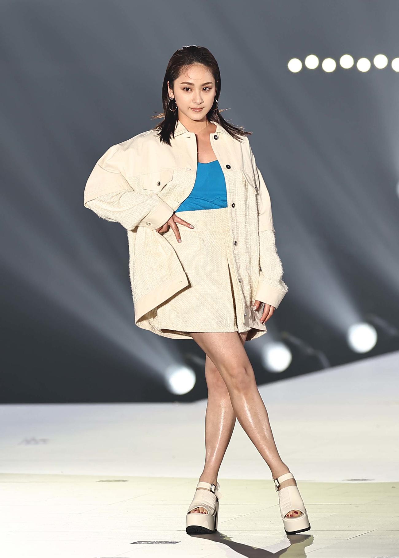 ランウエーを歩く平祐奈（撮影・上田博志）