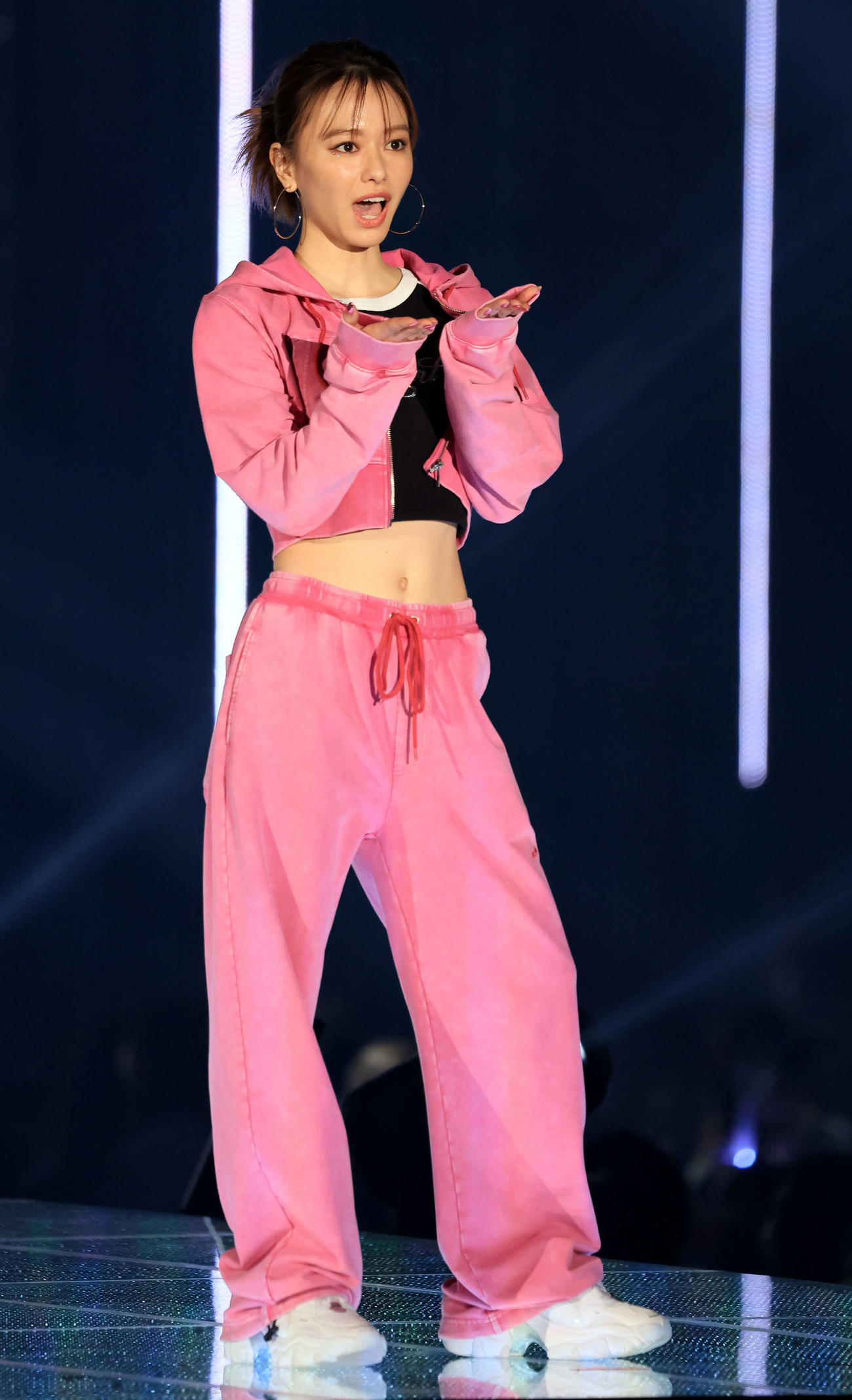 投げキッスをする山本舞香（撮影・浅見桂子）