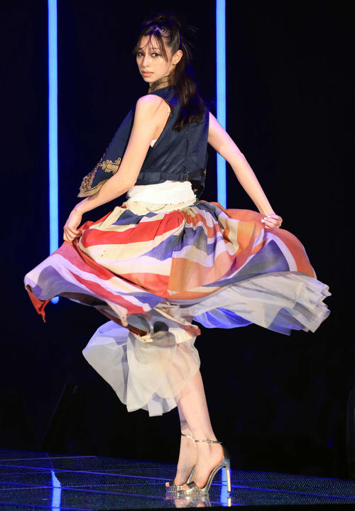 クルリと回る中条あやみ（撮影・浅見桂子）