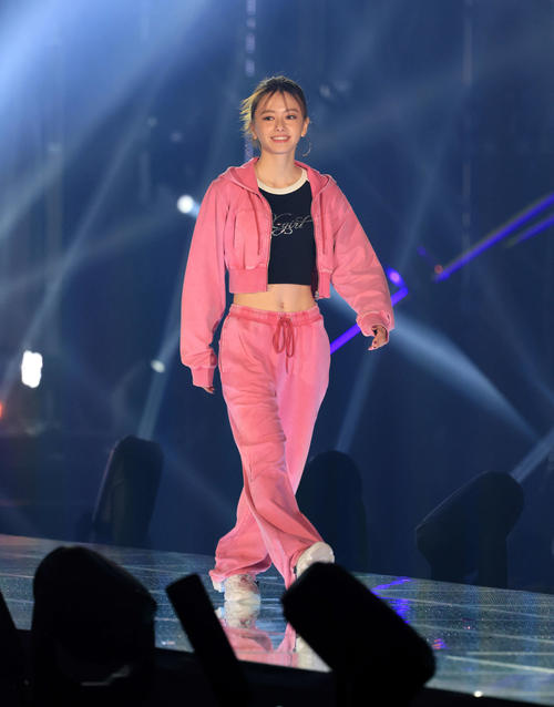 笑顔でランウェイを歩く山本舞香（撮影・浅見桂子）