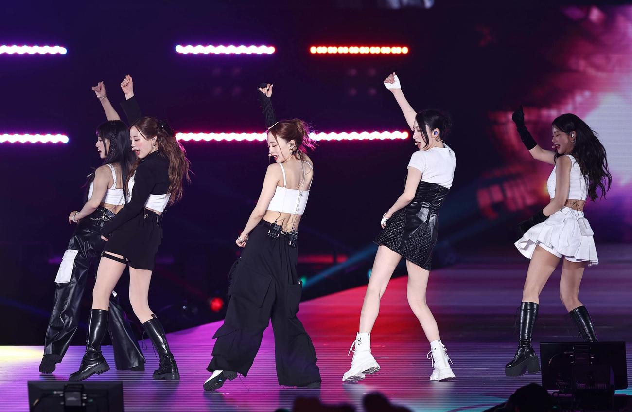 ランウエーで「ミスター」を歌うKARA（撮影・上田博志）