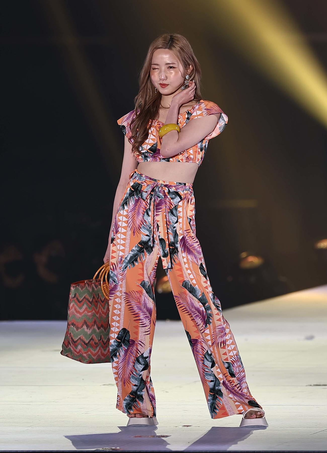 ランウェイでポーズを決める本田仁美（撮影・上田博志）