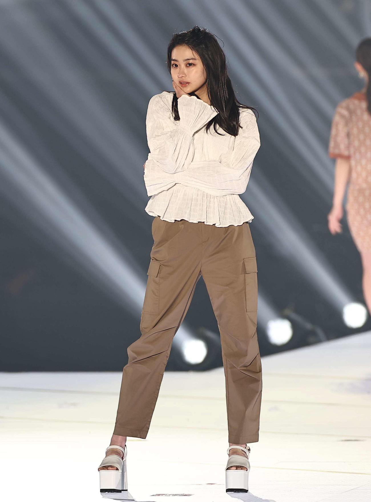 ランウェイでポーズを決めるみとゆな（撮影・上田博志）