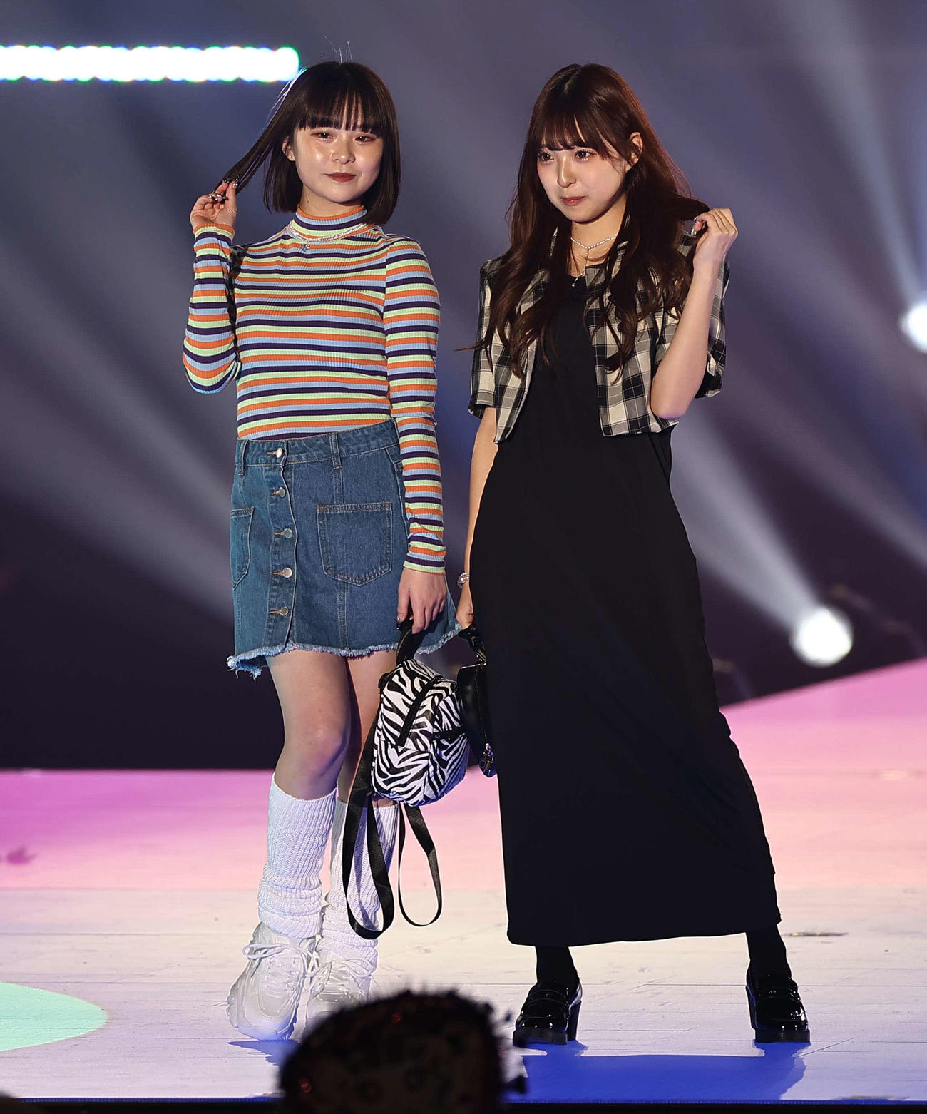 ランウェイでポーズを決めるさくら（左）とMINAMI（撮影・上田博志）