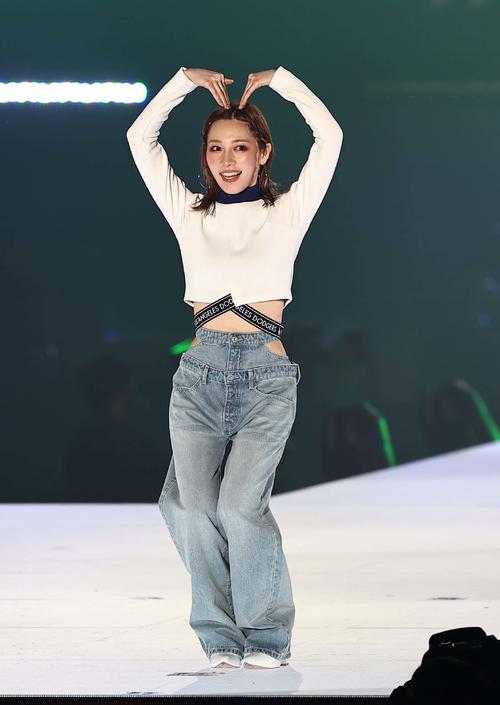ランウェイでポーズを決める古川優香（撮影・上田博志）