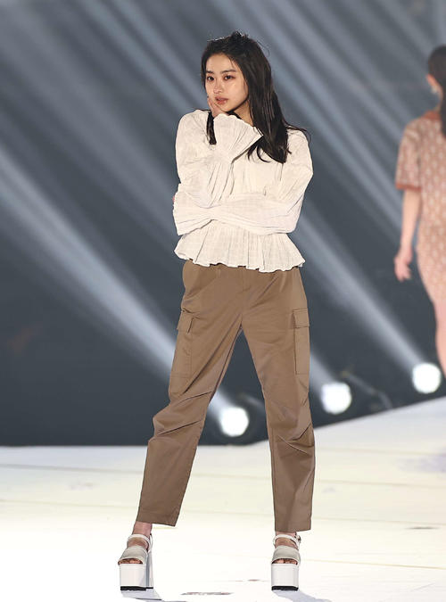ランウェイでポーズを決めるみとゆな（撮影・上田博志）