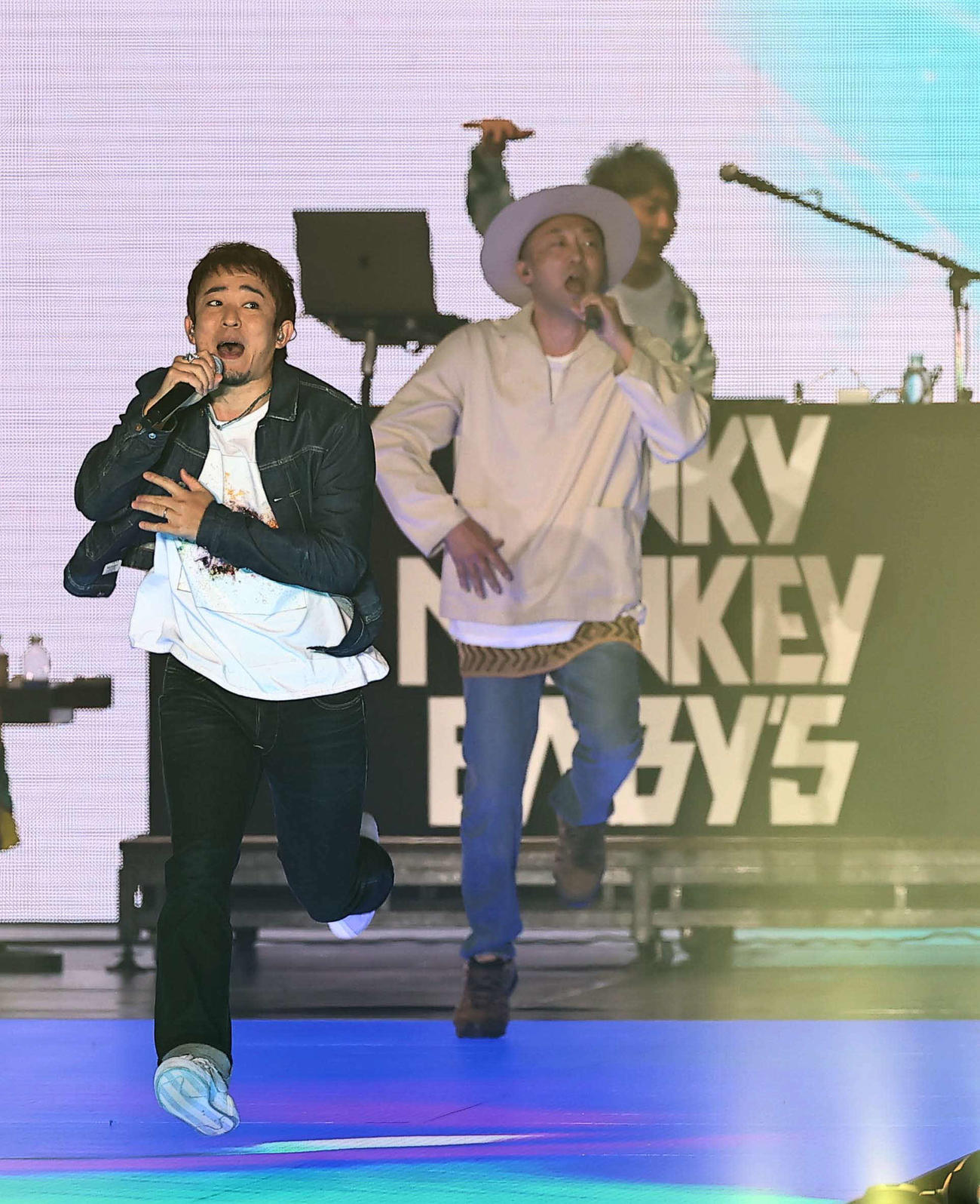 ランウェイで歌うFUNKY MONKEY BΛBY'S（撮影・上田博志）