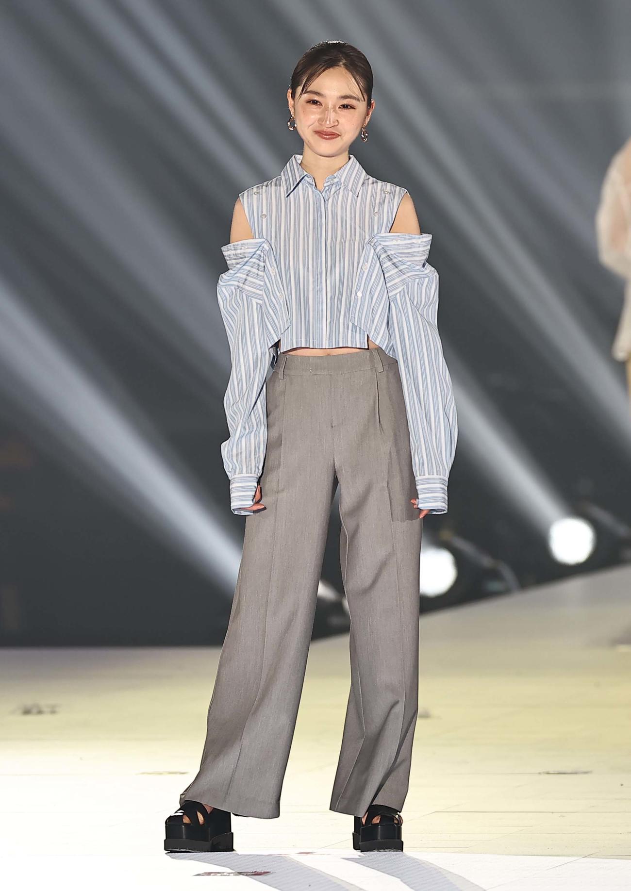 ランウェイを歩く上西星来（撮影・上田博志）