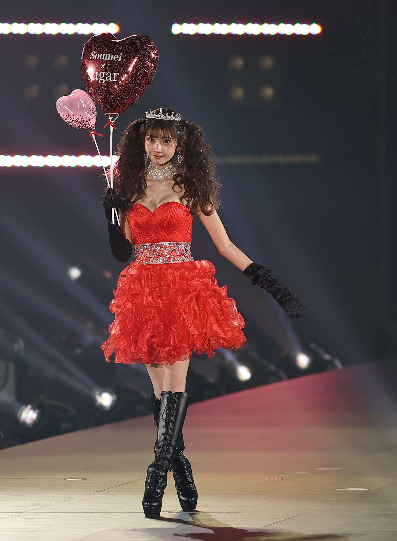 ランウエーでポーズを決めるHIMEKA（撮影・上田博志）