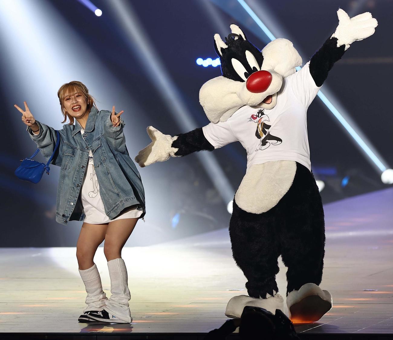 ランウェイでポーズを決めるあみち。（撮影・上田博志）