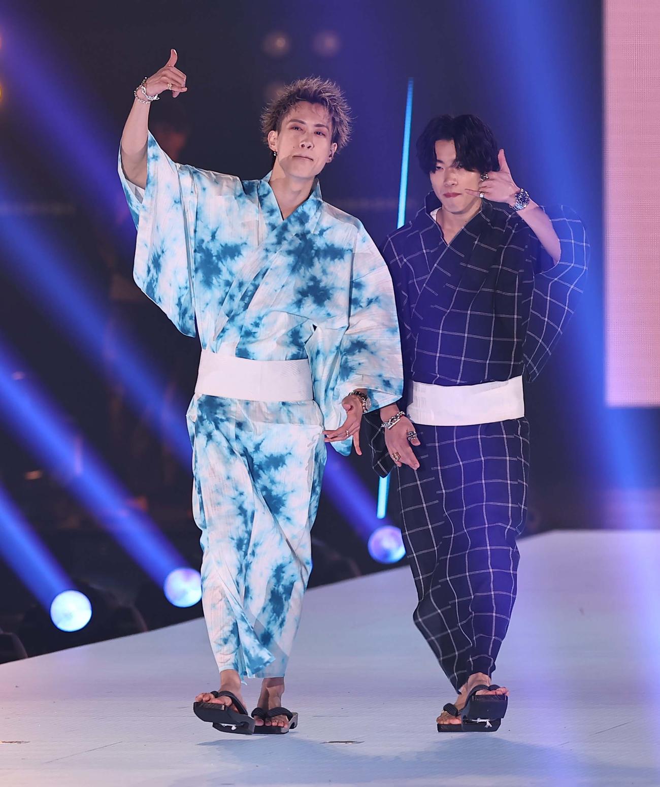 ランウェイでポーズを決めるもーりーしゅーと（撮影・上田博志）