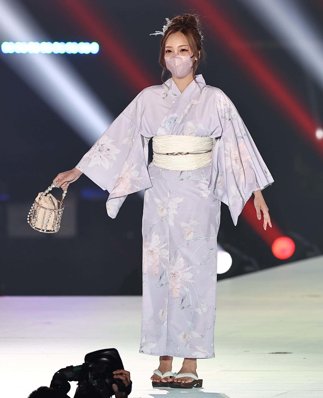 ランウェイでポーズを決めるざわちん（撮影・上田博志）