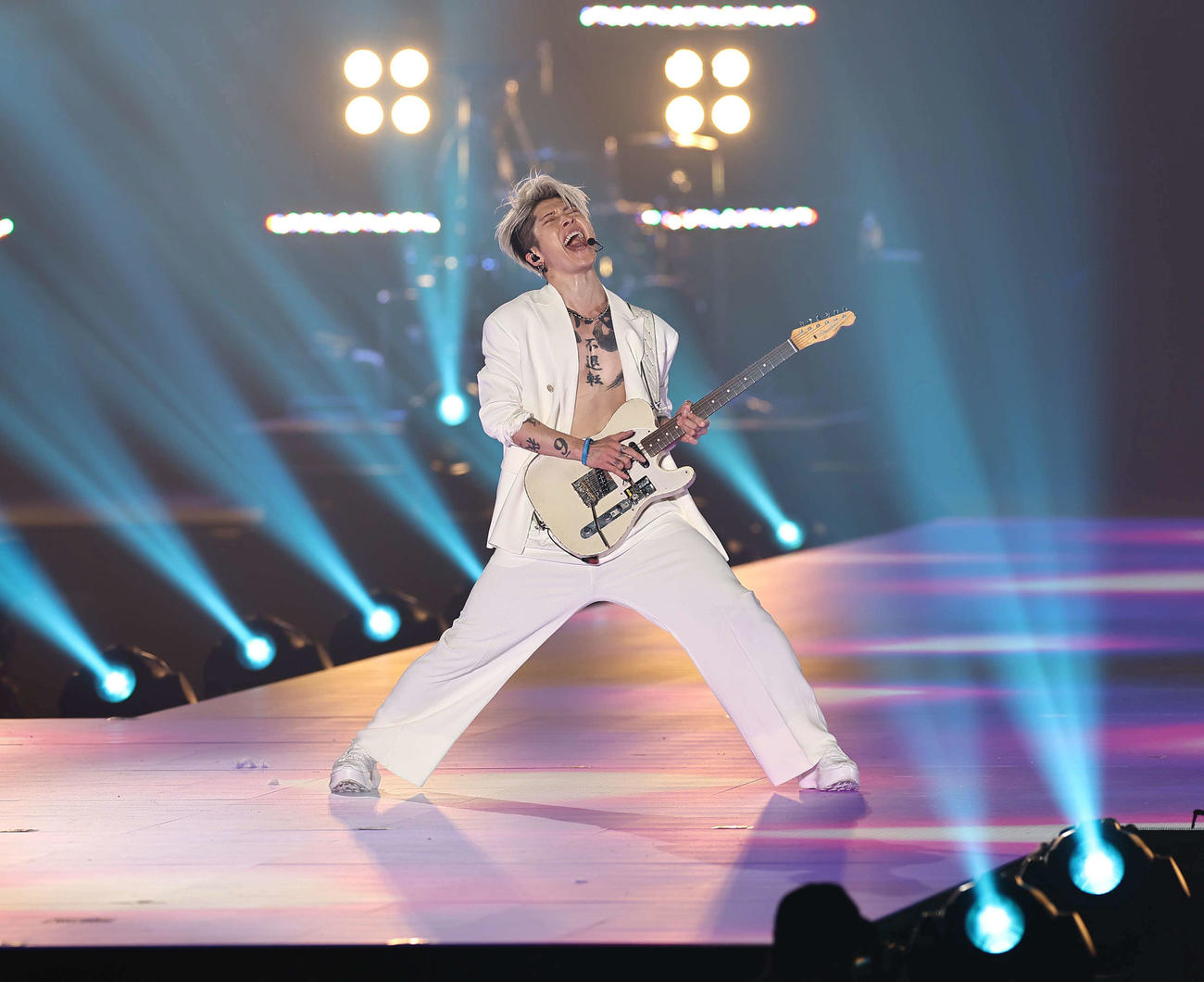 ステージで演奏をするMIYAVI（撮影・上田博志）