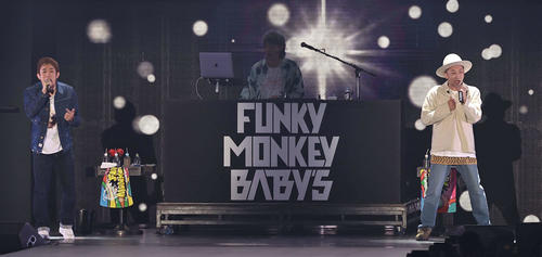 ランウェイで歌うFUNKY MONKEY BΛBY'S（撮影・上田博志）
