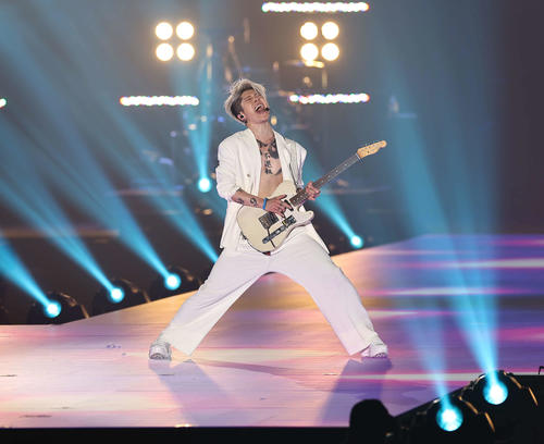 ステージで演奏をするMIYAVI（撮影・上田博志）