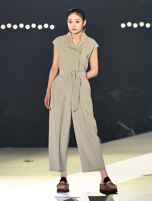 ランウェイを歩く野咲美優（撮影・上田博志）