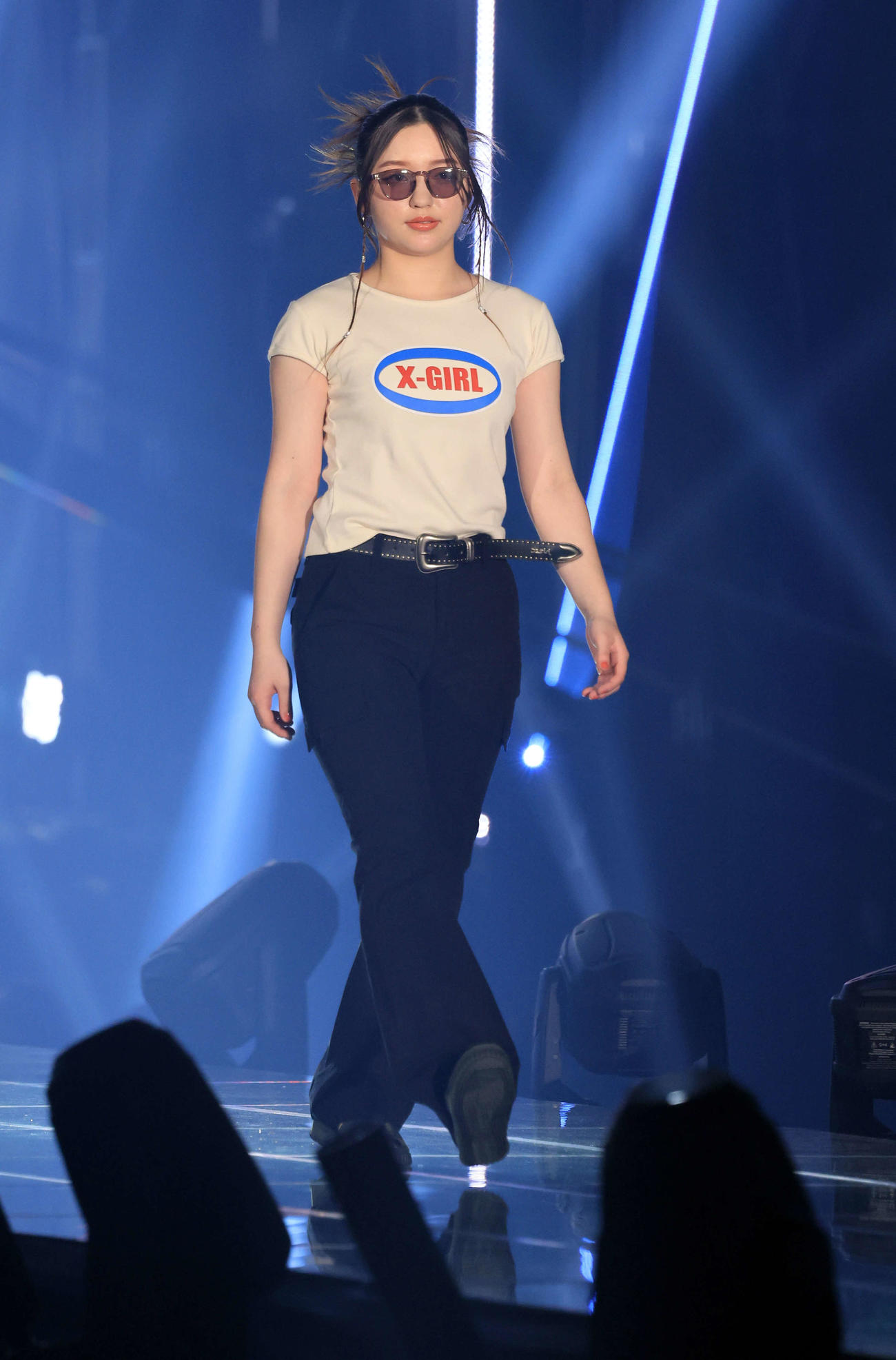 「東京ガールズコレクション2023」で笑顔でランウェイを歩く雑賀カアネ（撮影・浅見桂子）