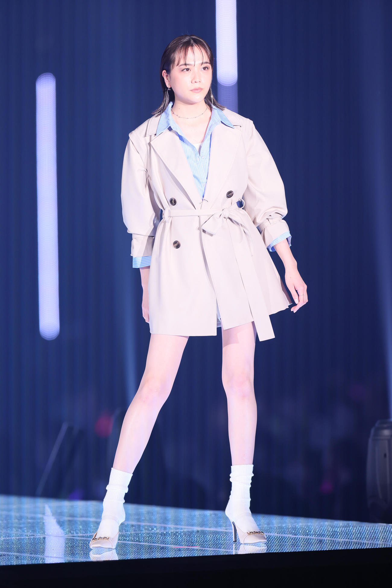 ポーズを決める松井愛莉（撮影・足立雅史）