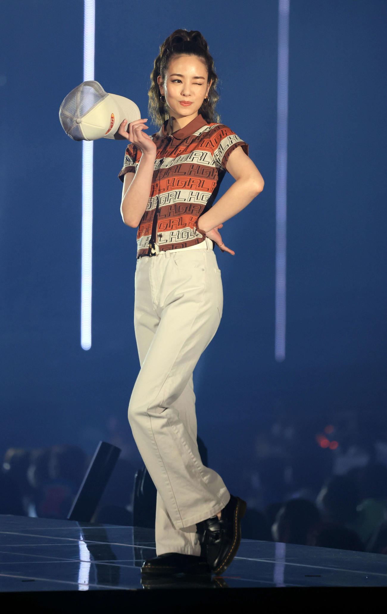 笑顔でウインクする横田真悠（撮影・浅見桂子）