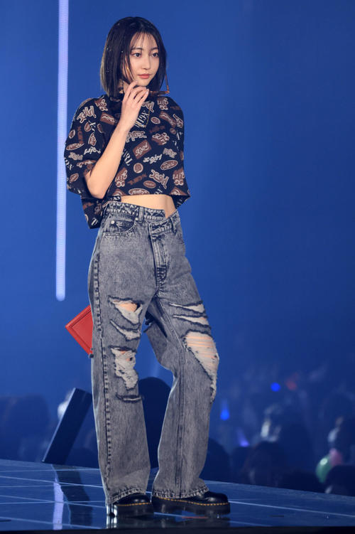 笑顔でランウェイを歩く武田玲奈（撮影・浅見桂子）