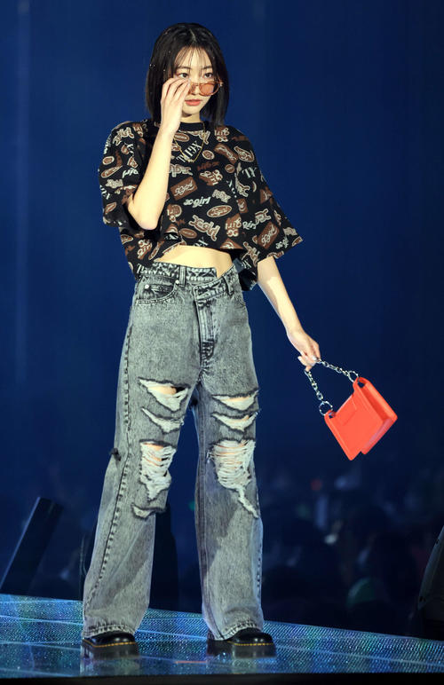 笑顔でランウェイを歩く武田玲奈（撮影・浅見桂子）