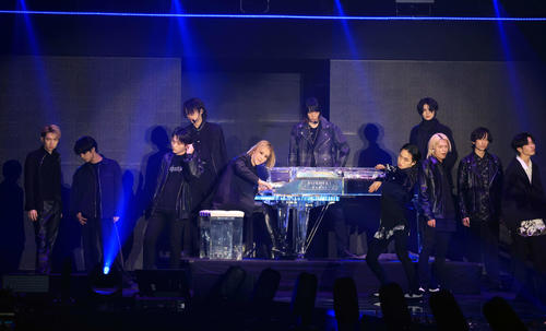 ライブを披露するYOSHIKI（中央）とXY（撮影・浅見桂子）