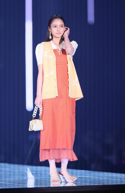 ポーズを決める乃木坂46金川紗耶（撮影・足立雅史）