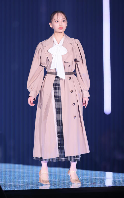 シリアスな表情を見せる日向坂46濱岸ひより（撮影・足立雅史）