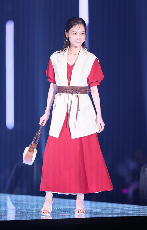 笑顔でポーズを決める乃木坂46山下美月（撮影・足立雅史）