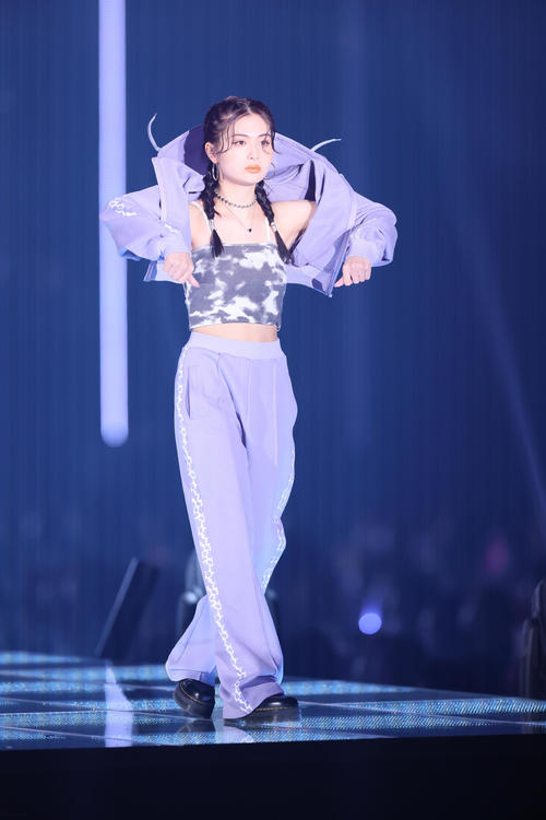セクシーな衣装で登場した椎名亜美（撮影・足立雅史）