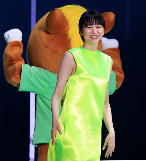 笑顔でランウェイを歩く長澤まさみ（撮影・浅見桂子）