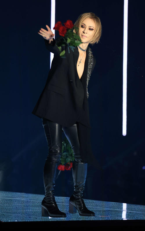 赤いバラを持って登場したYOSHIKIはファンにバラを投げ込む（撮影・浅見桂子）
