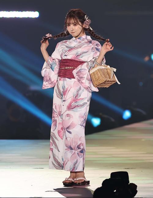 関コレ】三上悠亜が浴衣姿で登場 「魅惑のピーチボディ」「一発必中 
