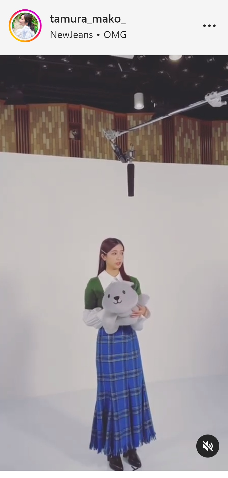 ラッピー人形を持つ田村真子アナウンサー（インスタグラムより）
