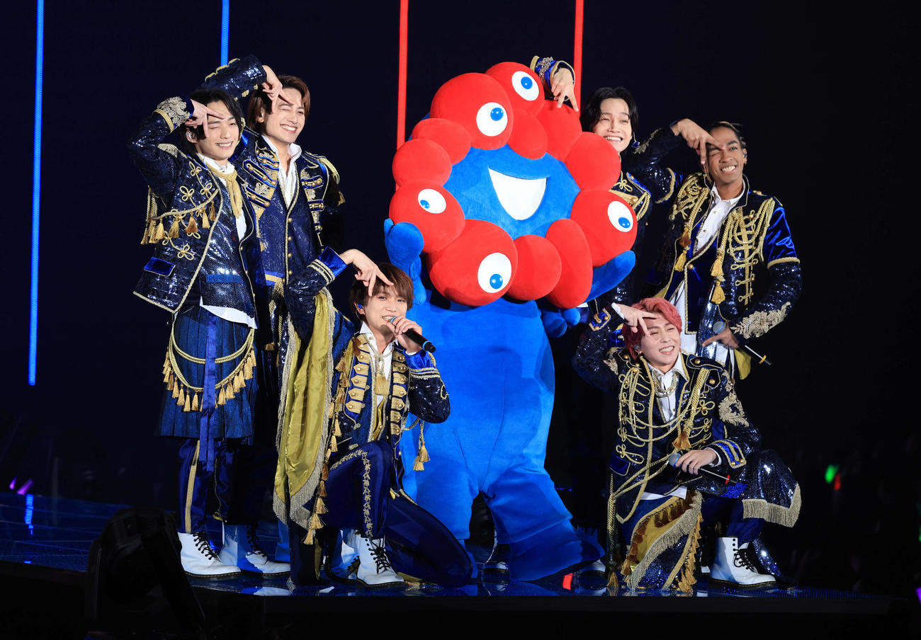 「東京ガールズコレクション2023」でライブを披露したAぇ！　group（撮影・浅見桂子）