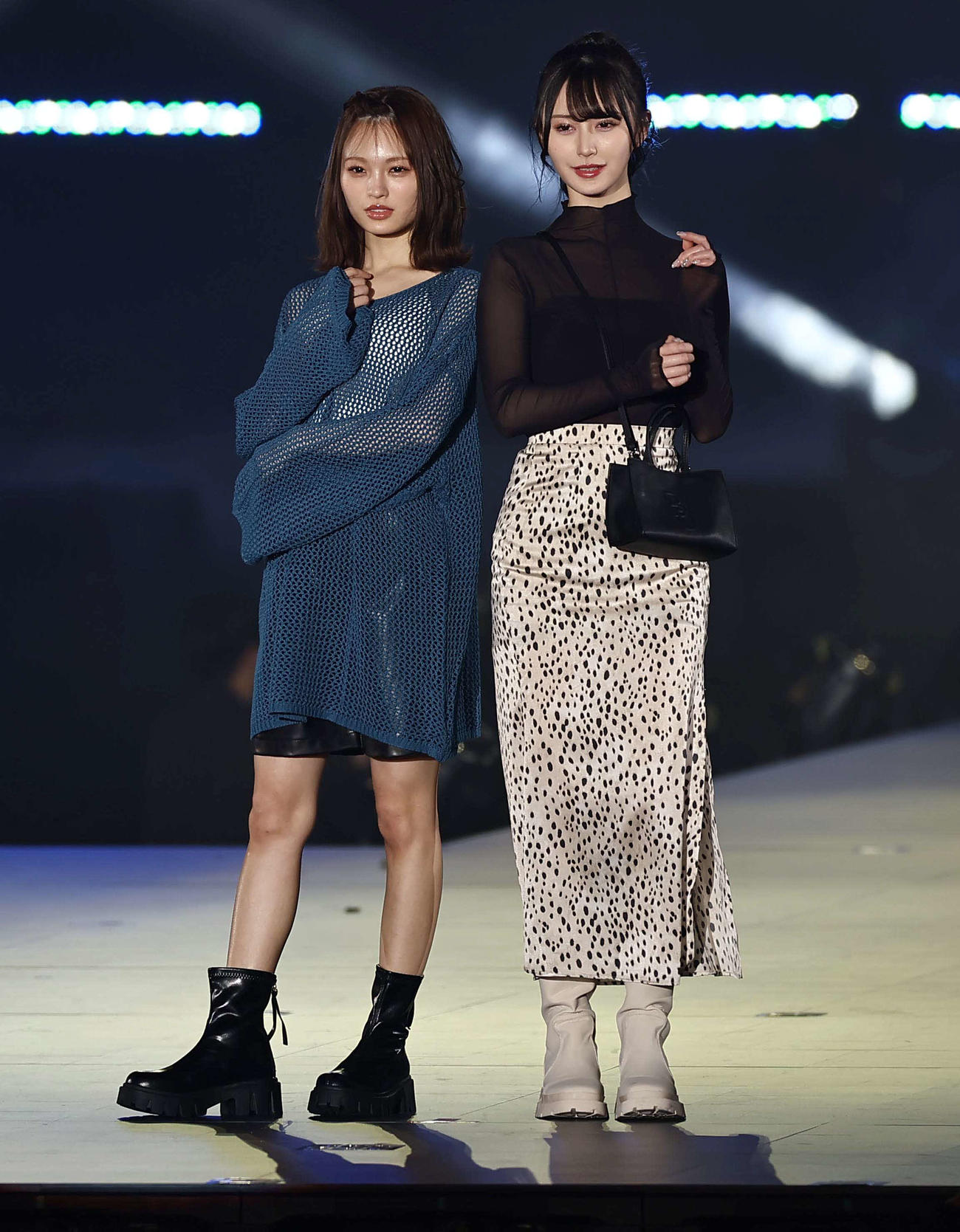 ランウェイでポーズを決める新沢菜央と山本望叶（撮影・上田博志）