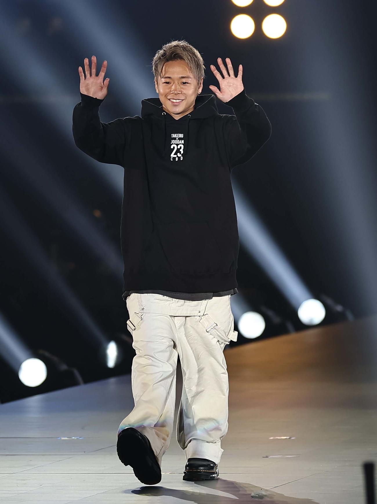 ランウエーを歩く武尊（撮影・上田博志）