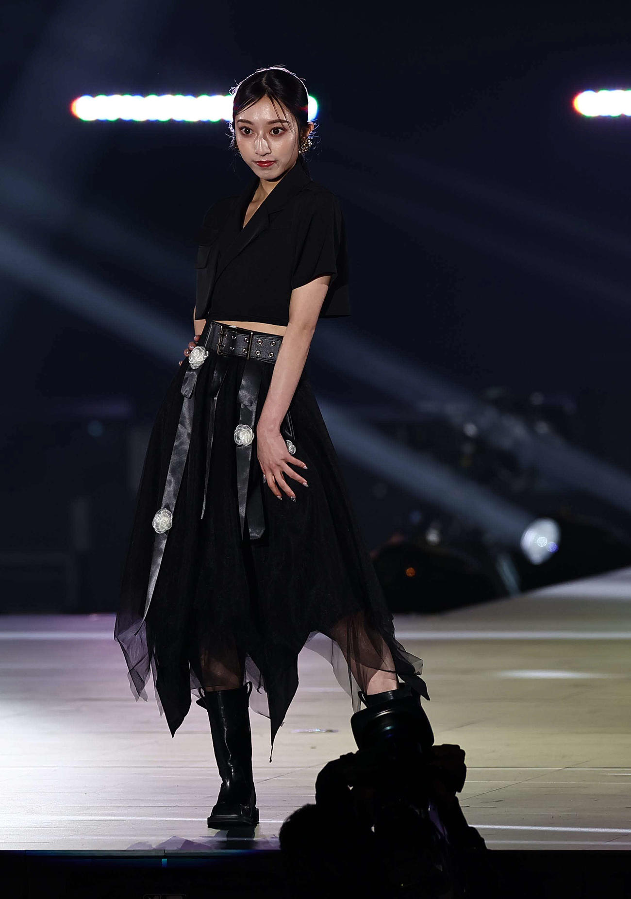 ランウエーを歩く加納まや香（撮影・上田博志）