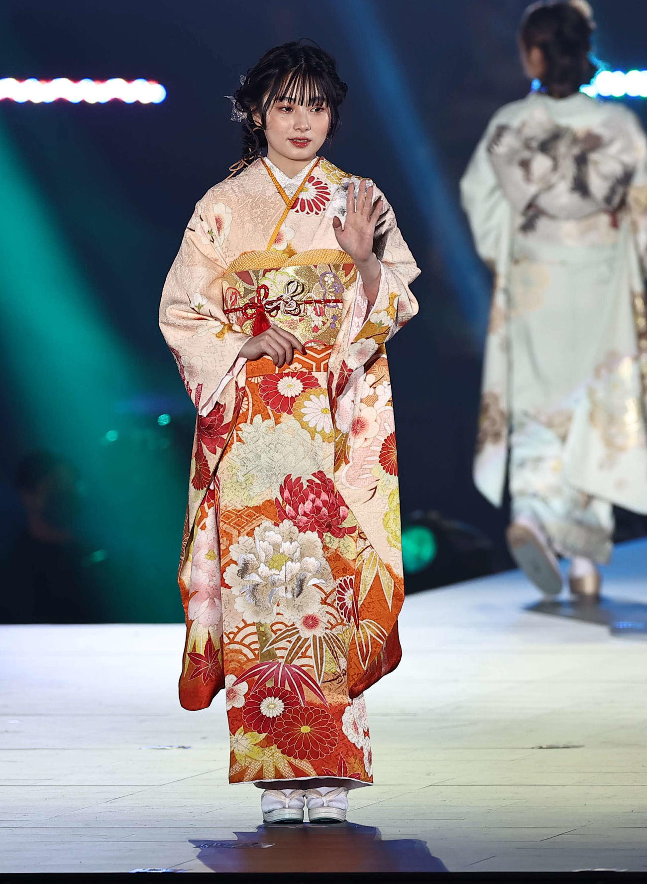 ランウェイでポーズを決めるらん（撮影・上田博志）