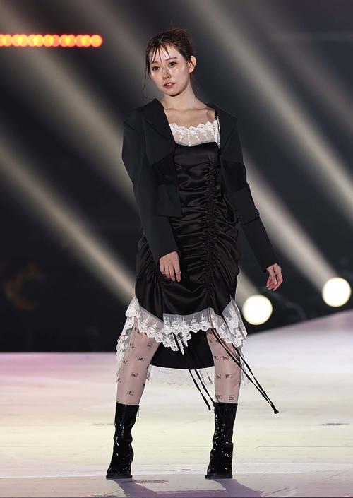 ランウェイでポーズを決める渡辺美優紀（撮影・上田博志）