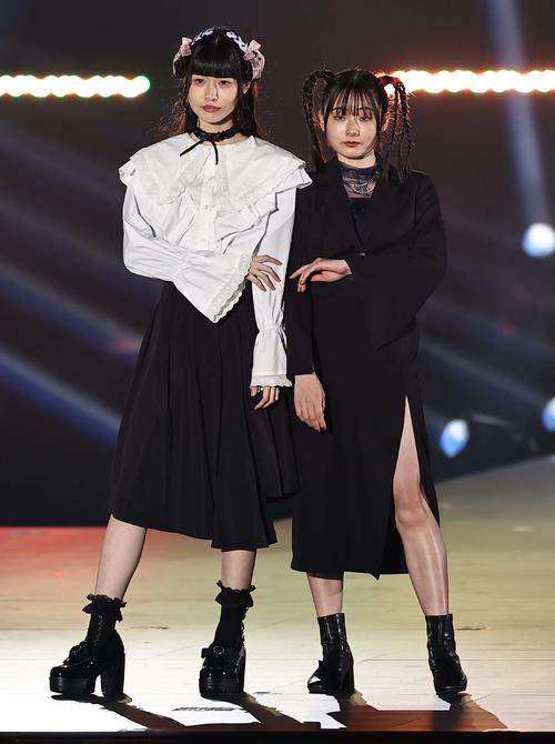ランウェイでポーズを決めるMEGU（左）と美沙希（撮影・上田博志）