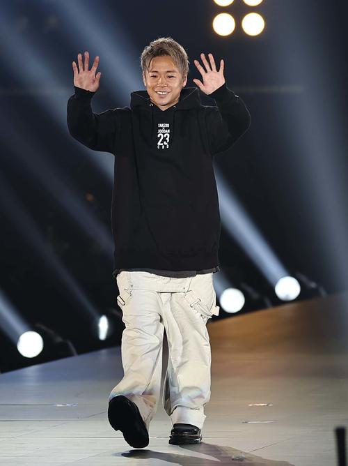 ランウエーを歩く武尊（撮影・上田博志）