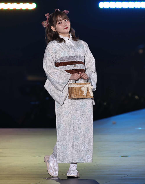 ランウェイでポーズを決める佐藤ノア（撮影・上田博志）
