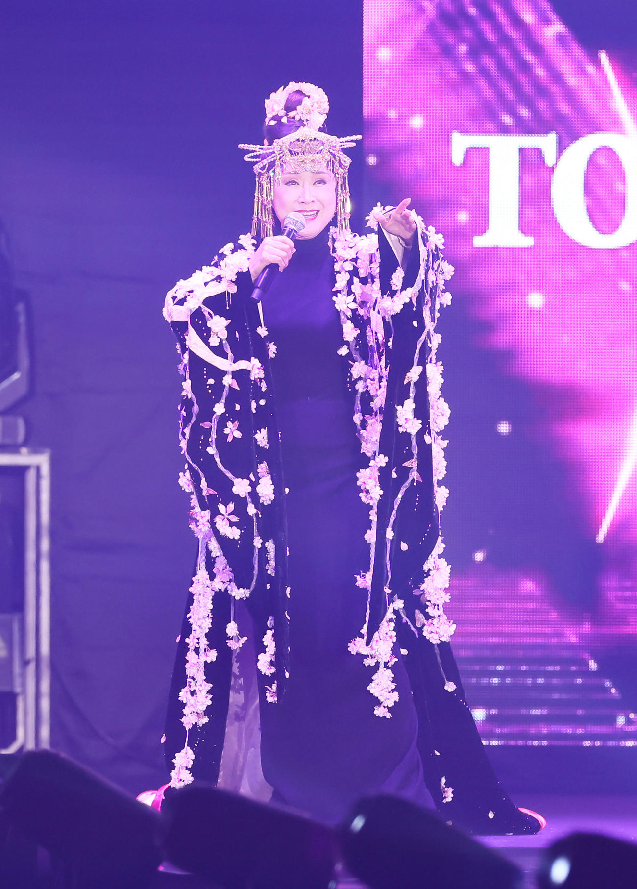 パワフルなステージを披露する小林幸子（撮影・足立雅史）