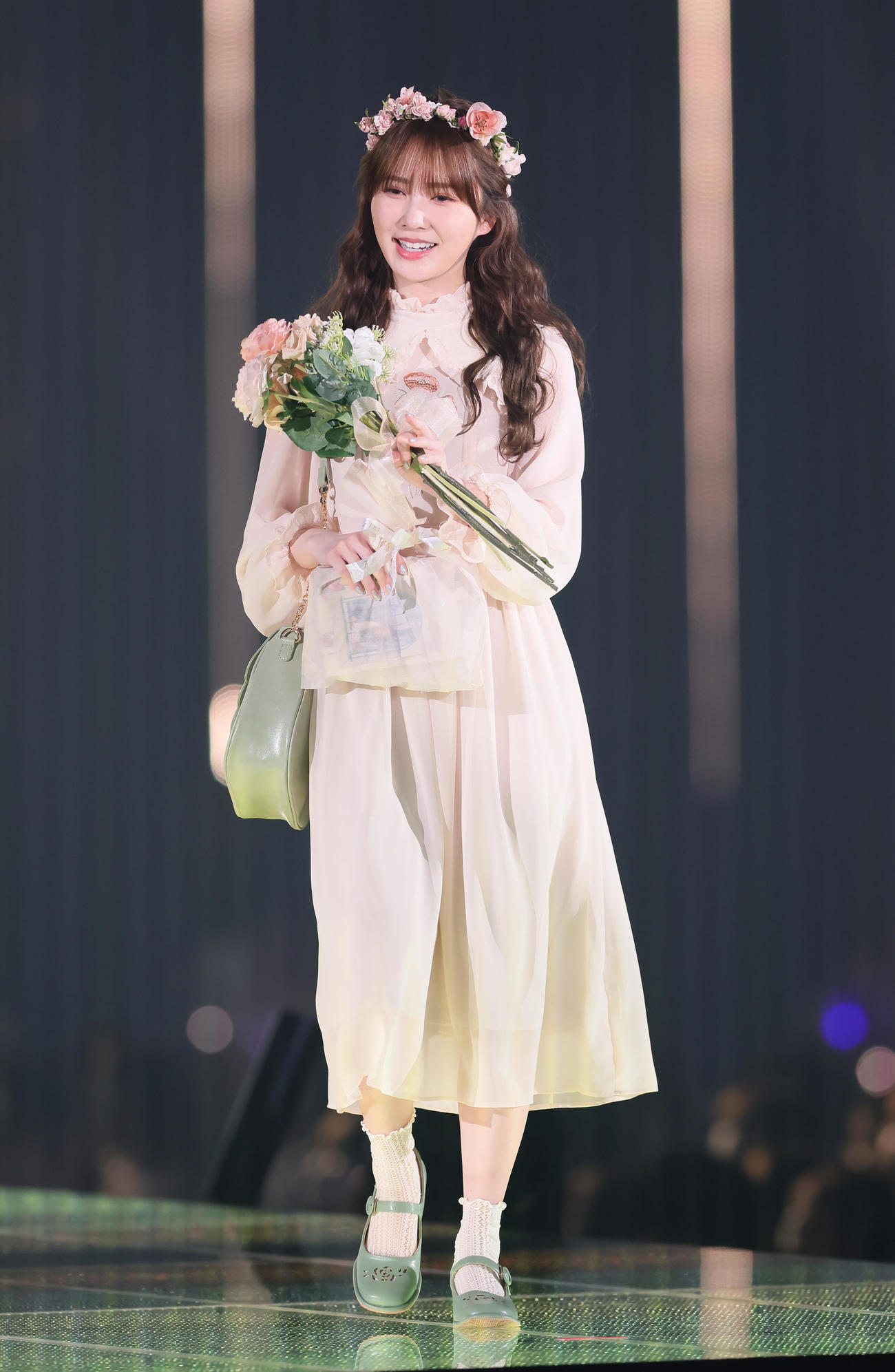 淡い色の花束を手にランウエーを歩く日向坂46加藤史帆（撮影・足立雅史）