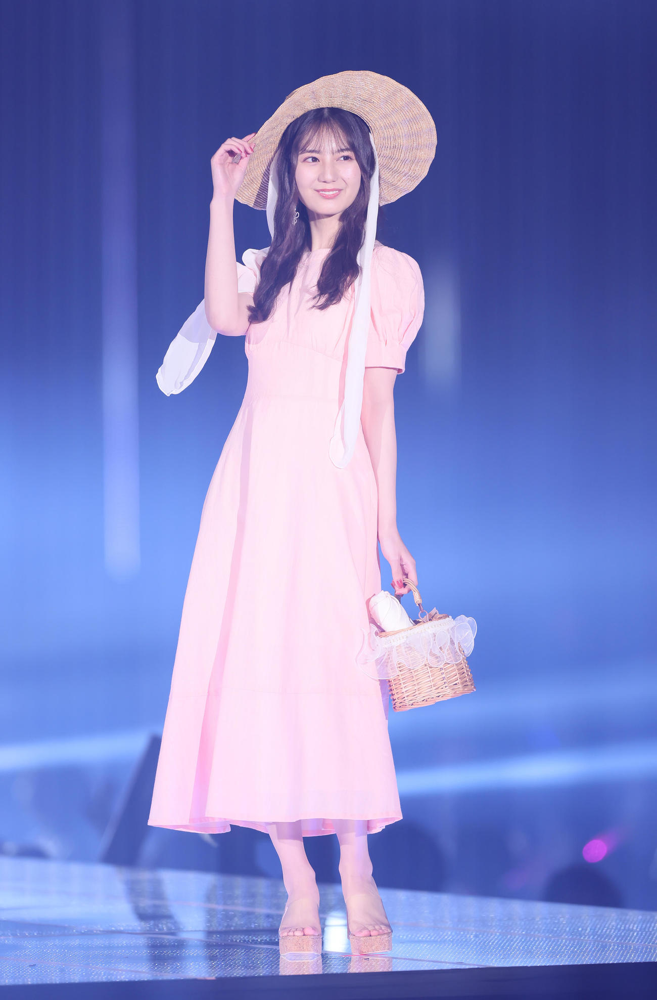 夏らしい衣装を披露する日向坂46小坂菜緒（撮影・足立雅史）